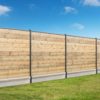 Panneaux de clôture lame bois avec poteaux gris et plaque béton