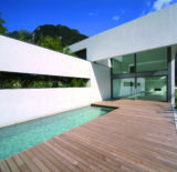 Extérieur de maison moderne avec piscine et terrasse en bois