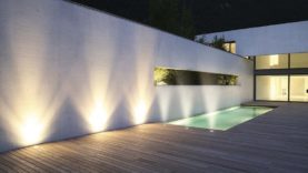 Terrasse en bois autour d'une piscine avec lumière