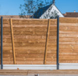 Panneaux clôture lame bois avec lame bombée et plaque béton
