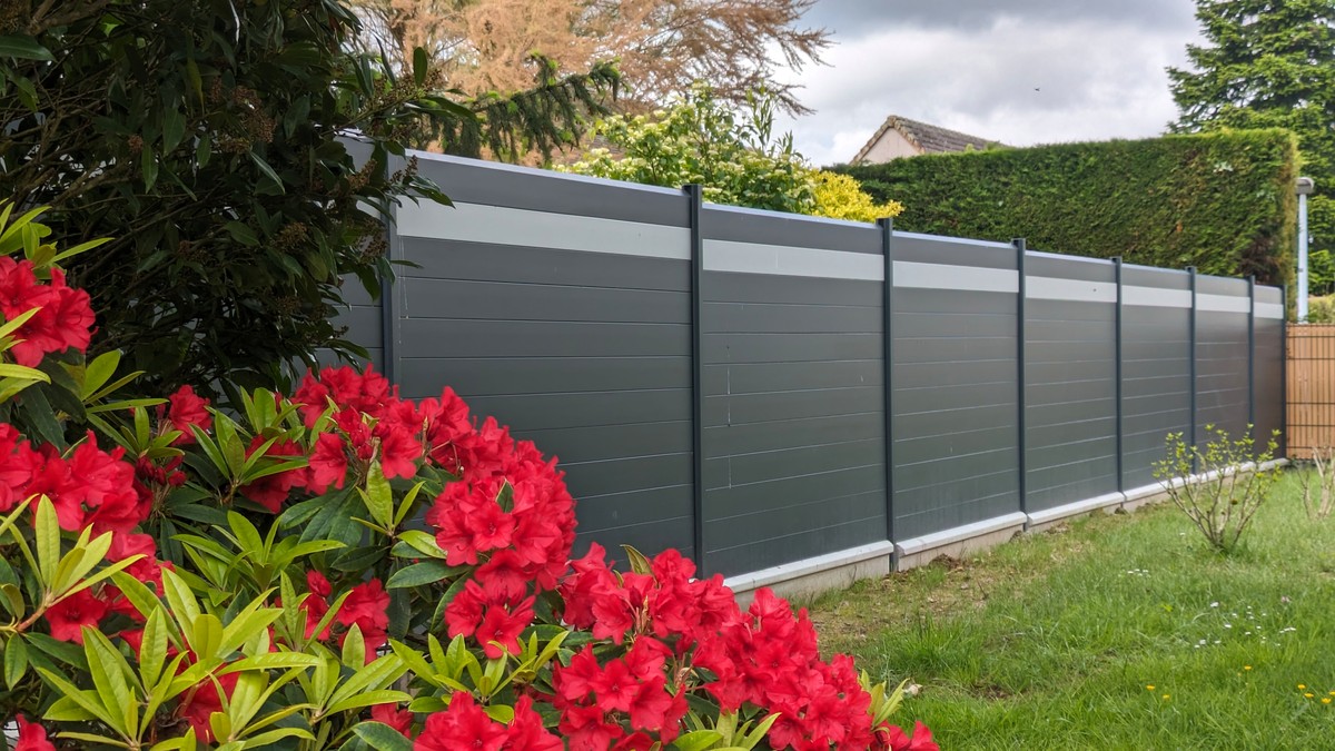Clôture en aluminium en finition pleine à sceller