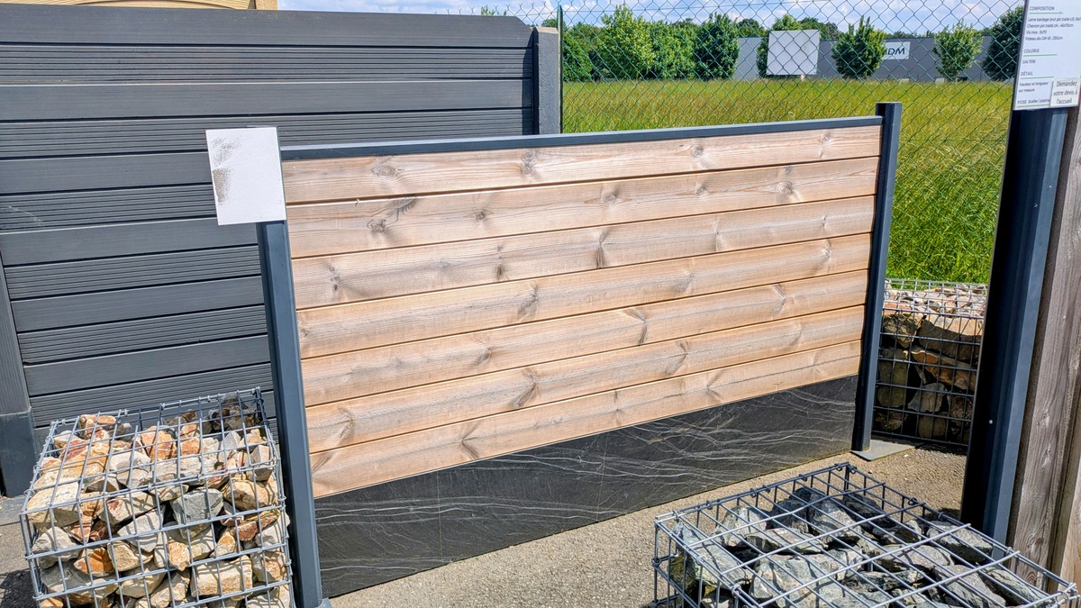 module de clôture en lame de remplissage épicéa + soubassement ardoise + poteau alu GM30